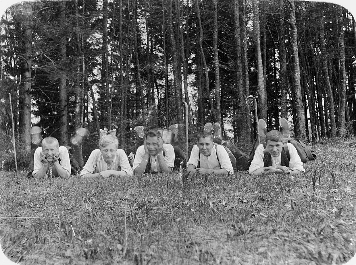 ¨"Schuhnägelparade" - Fünf Wandervögel der Wandervogel-Ortsgruppe Aarau liegen mit dem Bauch auf der Wiese - Fotoalbum von Paul Burk