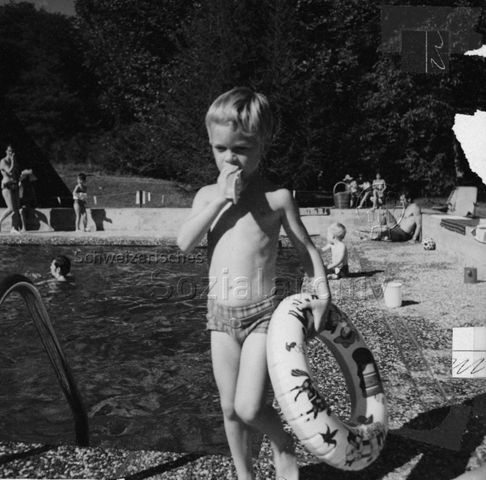 "Feriendorf Bosco della Bella - Spiel und Sport"  Junge mit Schwimmring beim Schwimmbad; um 1975