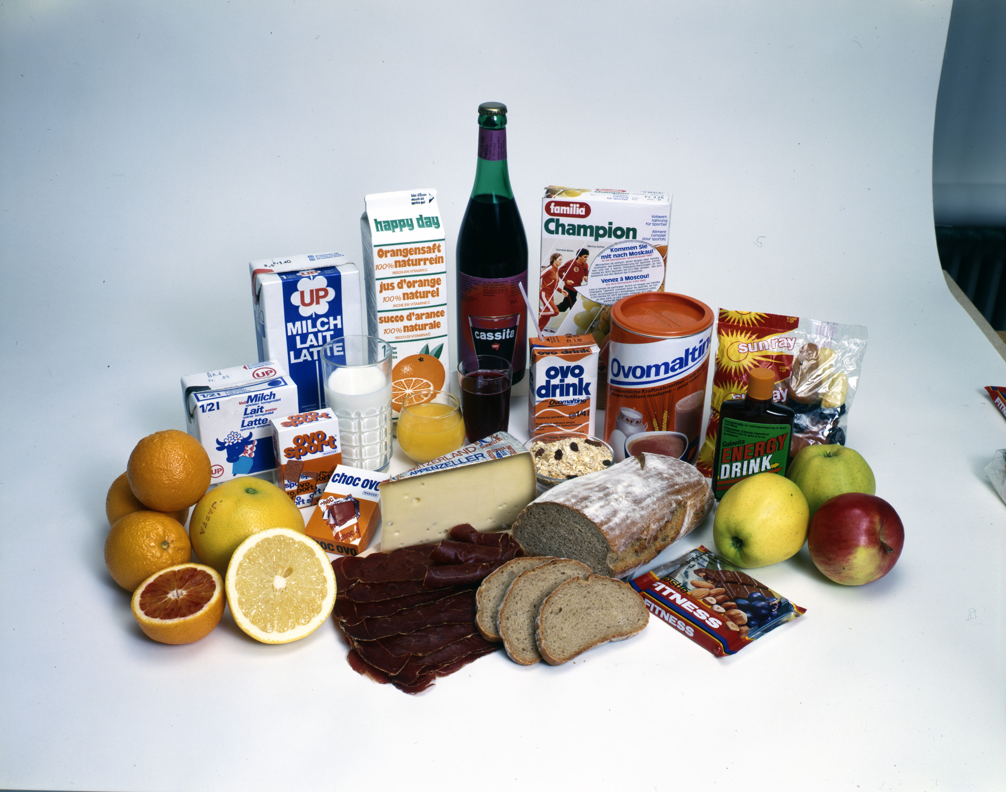 Ausschnitt aus der Lebensmittelpalette des LVZ, u.a. Milch, Ovomaltine, Orangen, Brot, Trockenfleisch, Äpfel, ca. 1980