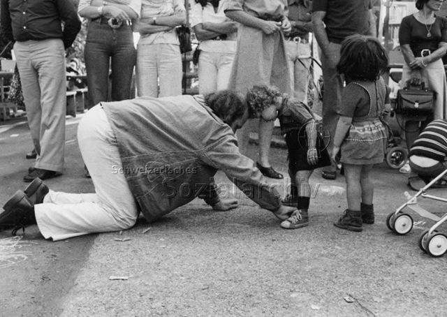 "Culmannstrasse", Zürich - Vater und Kinder beim Malen mit Kreide; 1975