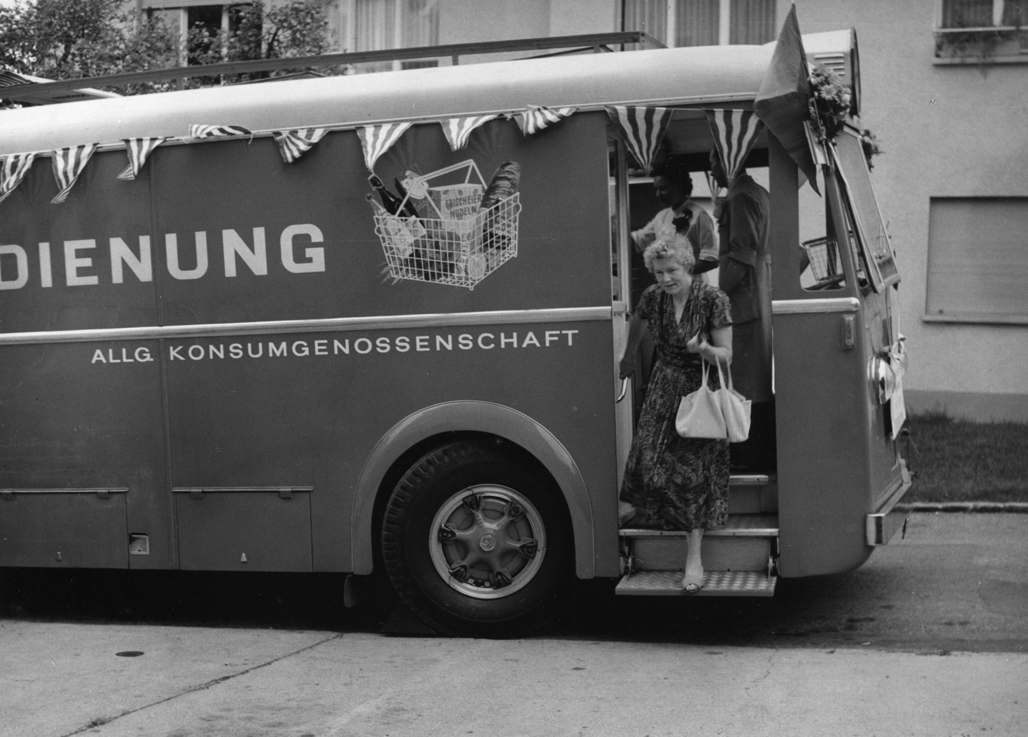 Lebensmittelverkauf ab Wagen: Verkaufswagen in einem Wohnquartier
