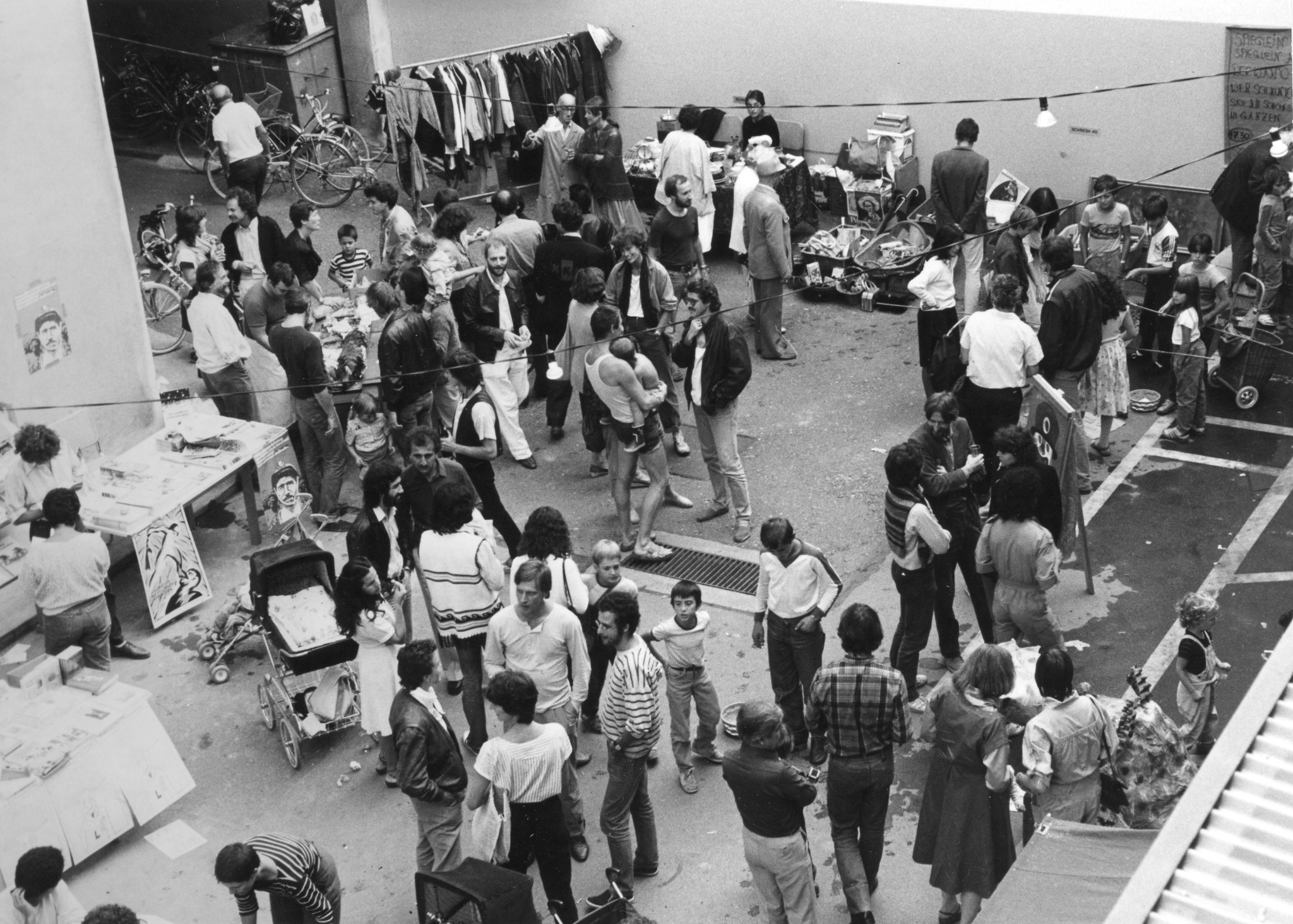 SAH-Fest August 1984; in einem Hinterhof sind diverse Stände aufgestellt, vermutlich ein Flohmarkt im Quellenhof, Zürich