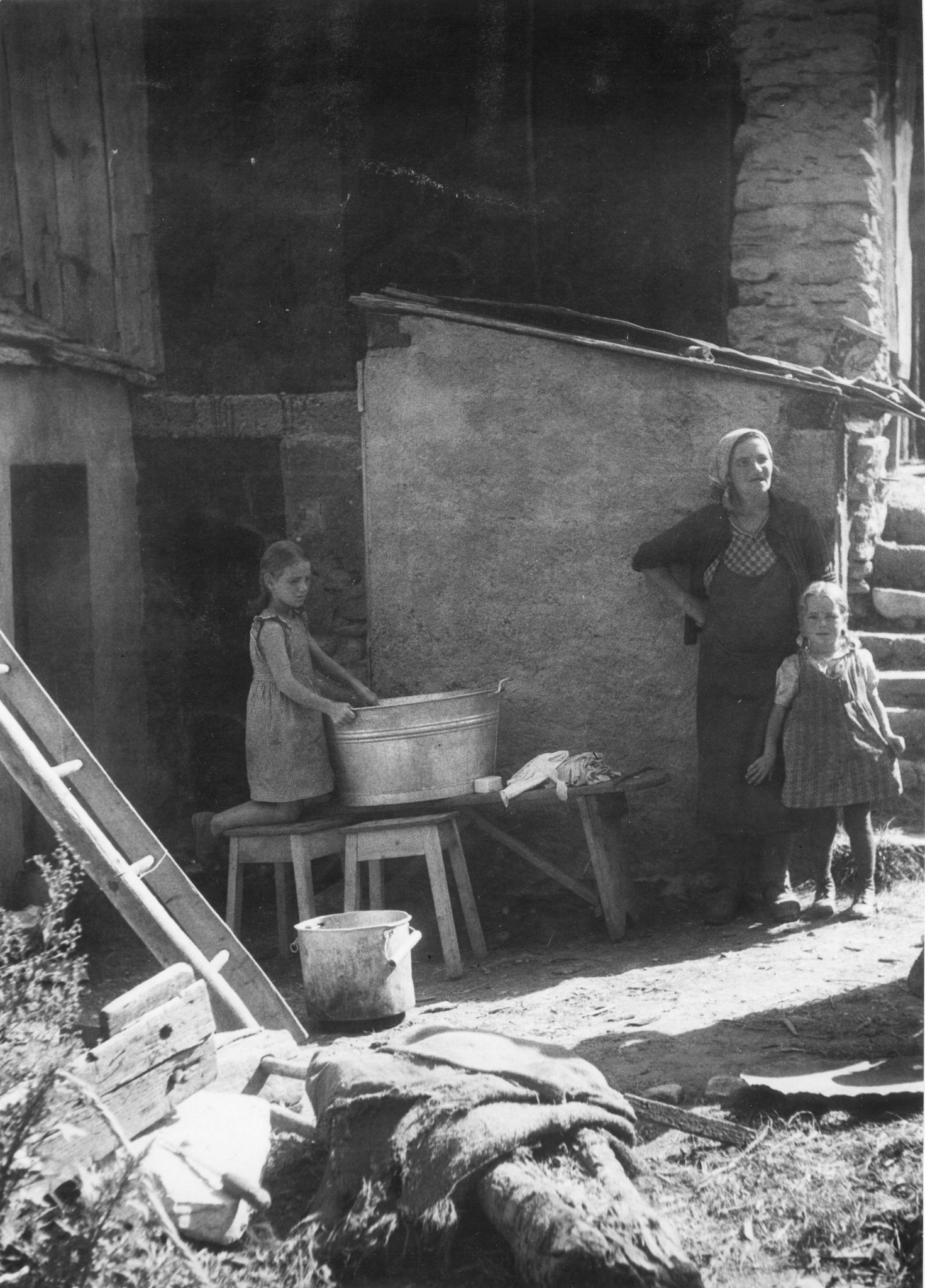 "Der Mutter wächst die Arbeit über den Kopf. Sie muss die Kinder schon hart zur Arbeit anhalten. Eine Wäsche besorgen ist aber für die Mädchen eine viel zu schwere Arbeit."