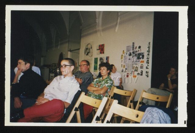 Veranstaltung, hinten Wandcollage "die praktikantin" von Ruth Kunz