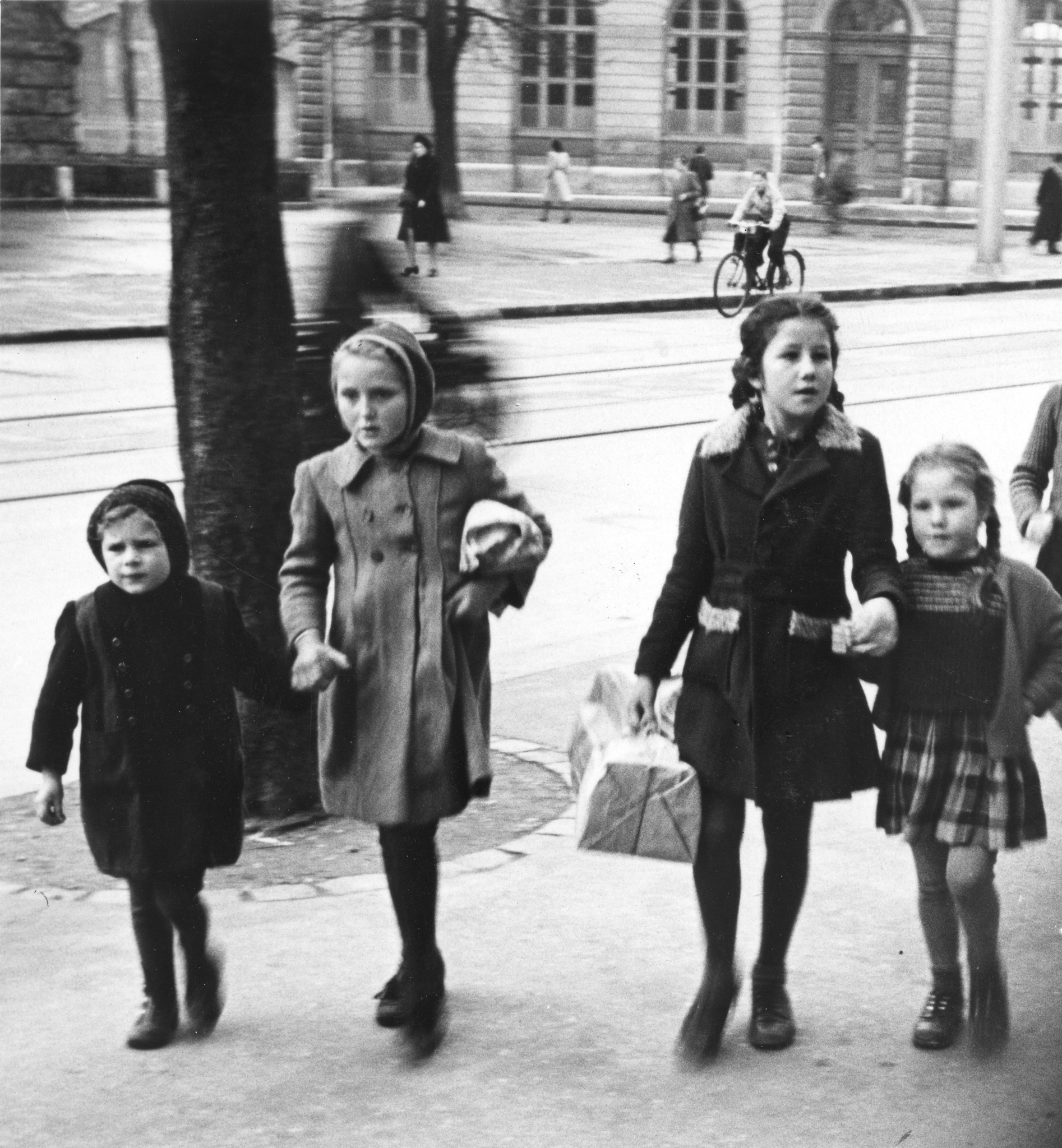 "November 1946, Spielzeugsammlung für unsere Auslandkinderheime, verbunden mit einer Kindervorstellung im Volkshaus Zürich", Kinder mit abzugebenden Spielzeugen gehen zum Volkshaus