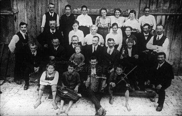 Gruppenfoto, vermutlich im Zusammenhang mit der Seidenverarbeitung, um 1920