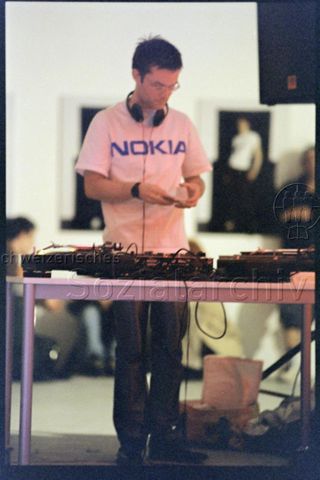 Michael Hiltbrunner als DJ Nokia 3210 mit Mini-Disc