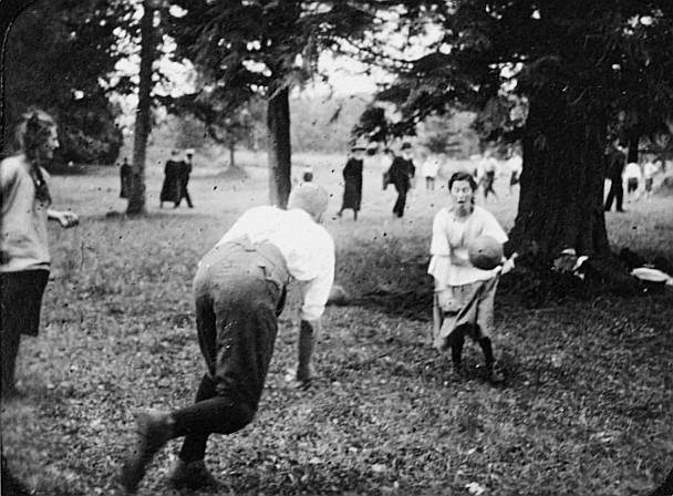 Wandervogel-Landsgemeinde beim Schloss Hallwil - Wandervögel spielen mit einem Ball im Freien (1920)