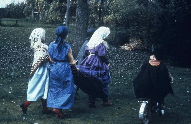 "Hochzeit auf dem Lande" - Kinder beim Spielen; um 1975