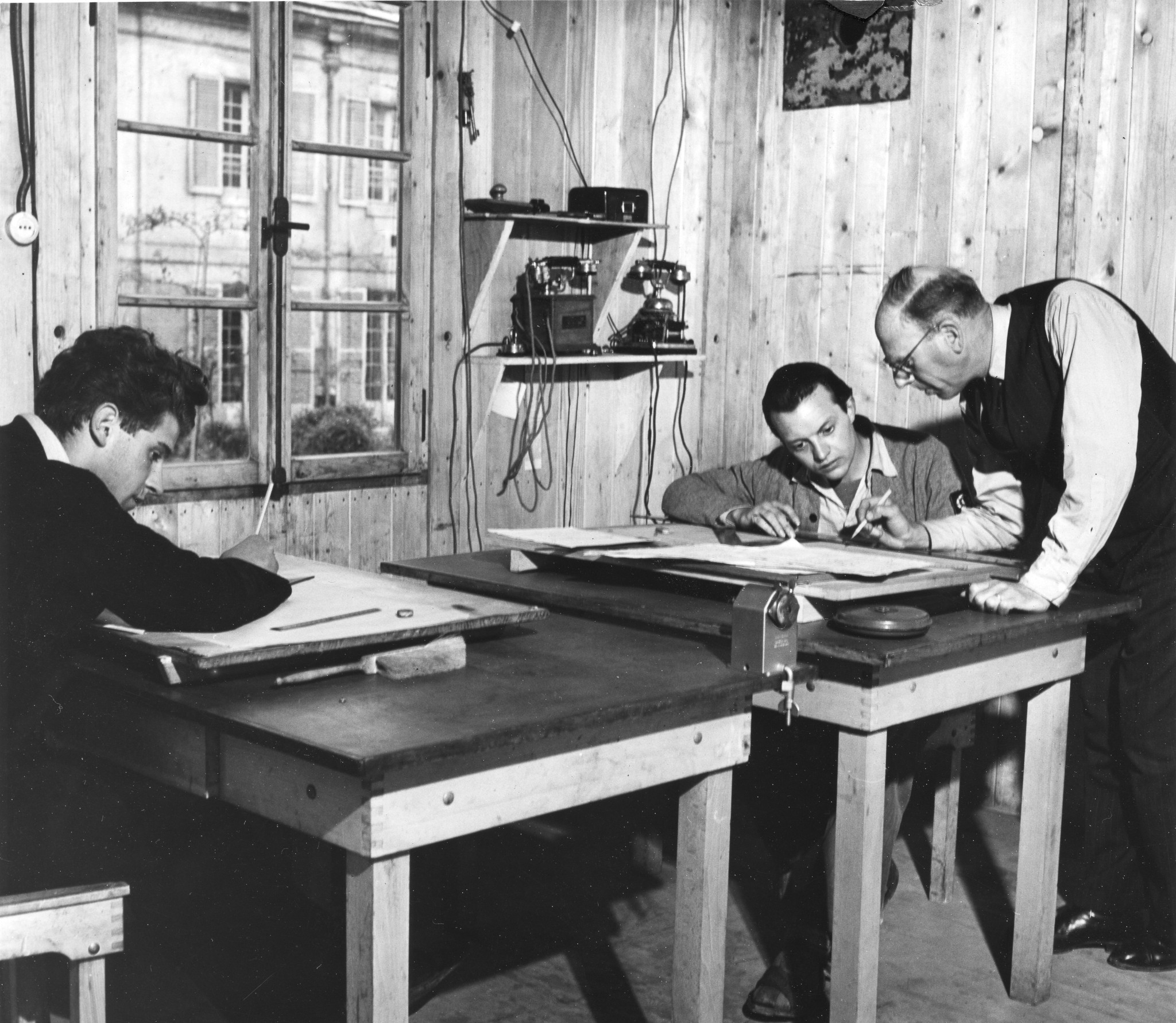"Longueil-Annel (Ile de France) [eigentlich Picardie, Frankreich]", "Sie lernen einen Beruf", Zeichenarbeit unter Aufsicht, [Schule für invalide, schwachbegabte und schwererziehbare Kinder und Jugendliche], vermutlich um 1950 (Nachkriegszeit)