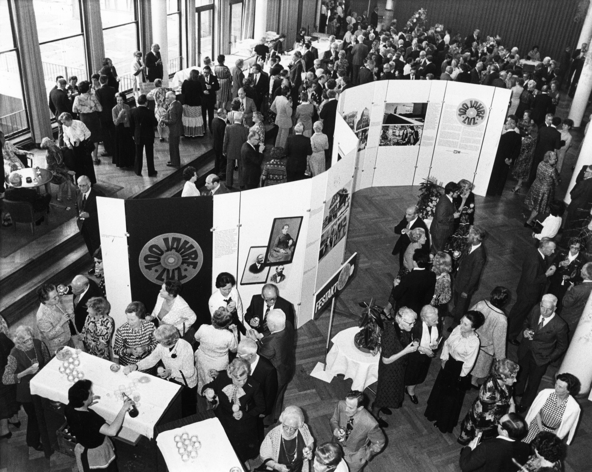 Jubiläum 100 Jahre Lebensmittelverein Zürich 1978: Besucher und Plakatausstellung, vermutlich im Kongresshaus Zürich