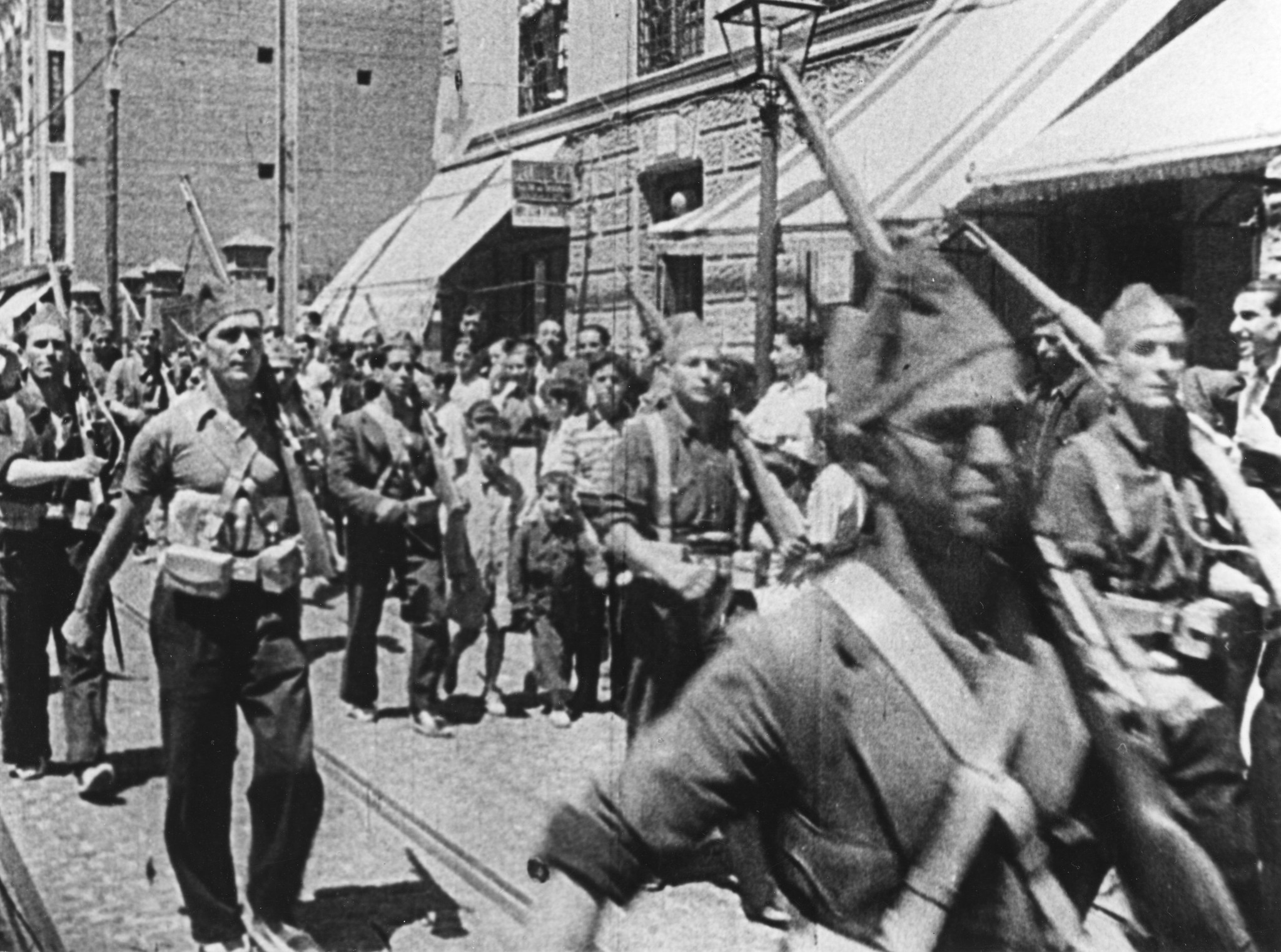 Eine Militärparade durch eine Stadt