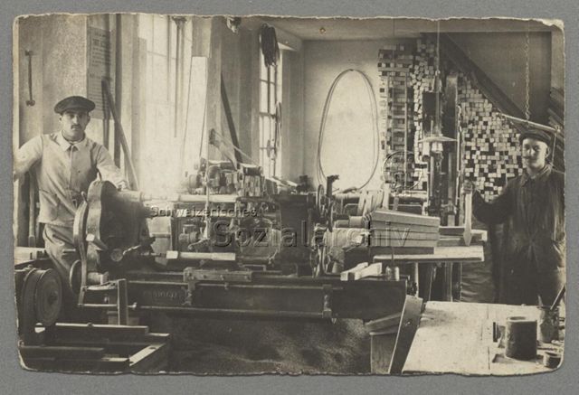 Zwei Drechsler in Werkstatt, um 1910