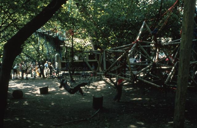 "Freizeitanlage Wipkingen", Zürich - spielende Kinder, Klettergerät; um 1975