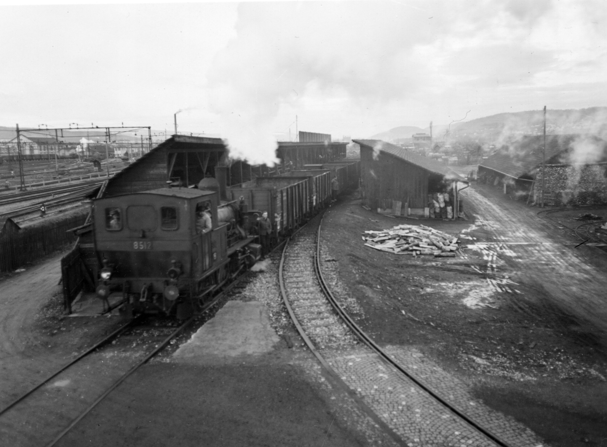 Eisenbahnwaggon neben Gebäuden des Holzlagers an der Turbinenstrasse