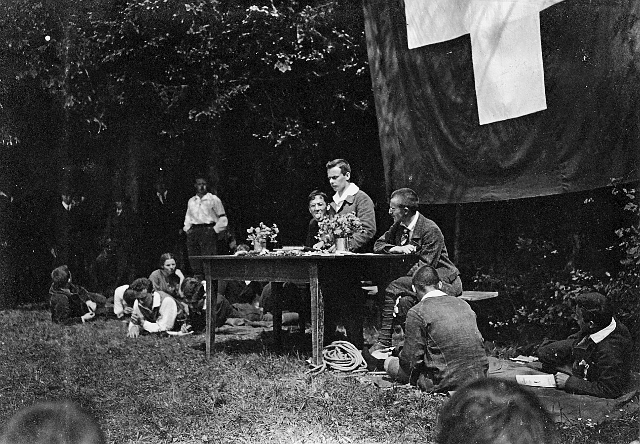 Tisch der Bundesleitung an der Wandervogel-Landsgemeinde Steinmaur (Heitliberg) - Wandervögel sitzen auf der Wiese (1915)