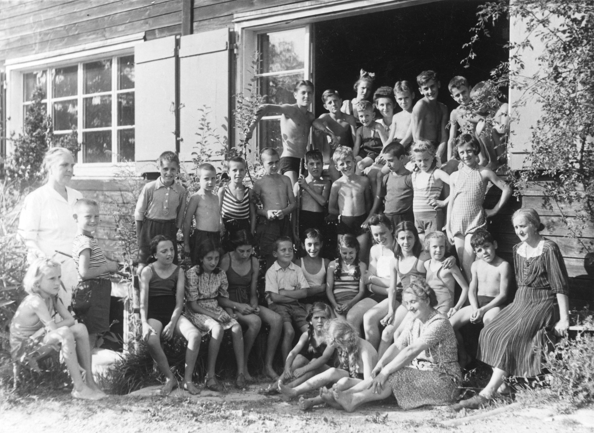 Gruppenfoto mit Kindern und Frauen, die am Ferienlager teilnehmen