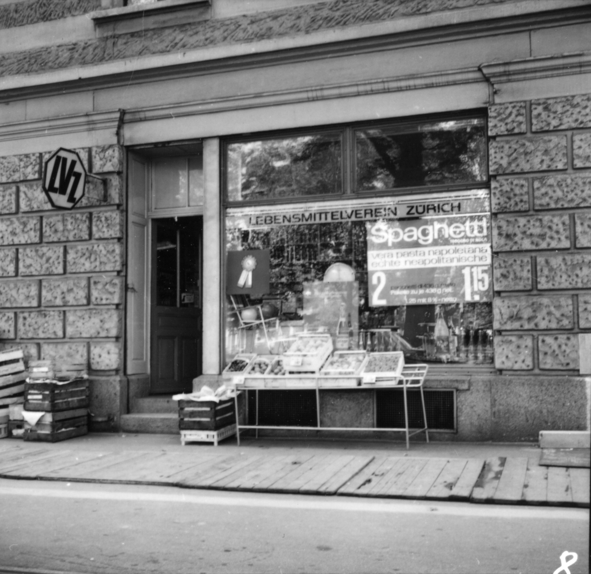 Laden des Lebensmittelvereins Zürich an der alten Landstrasse 77 in Zollikon: Aussenansicht