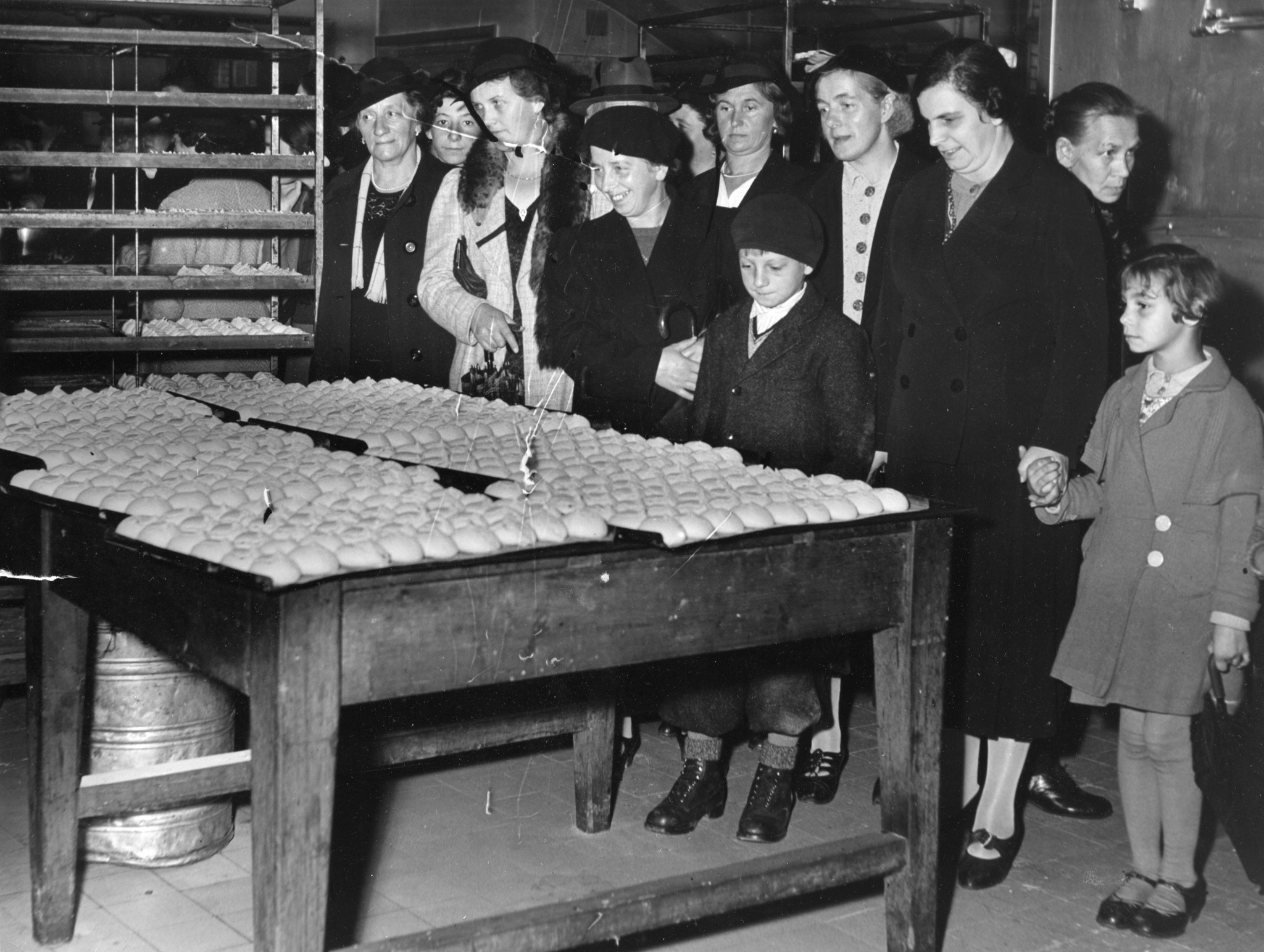 Frauen bei einer Betriebsbesichtigung des Lebensmittelvereins Zürich in der Bäckerei