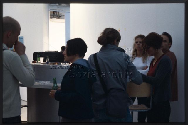 An der Bar, abgebildet u.a. von links: Sabian Baumann, Yvonne Volkart, Agnes Schmid-Bieber, Peter Spillmann
