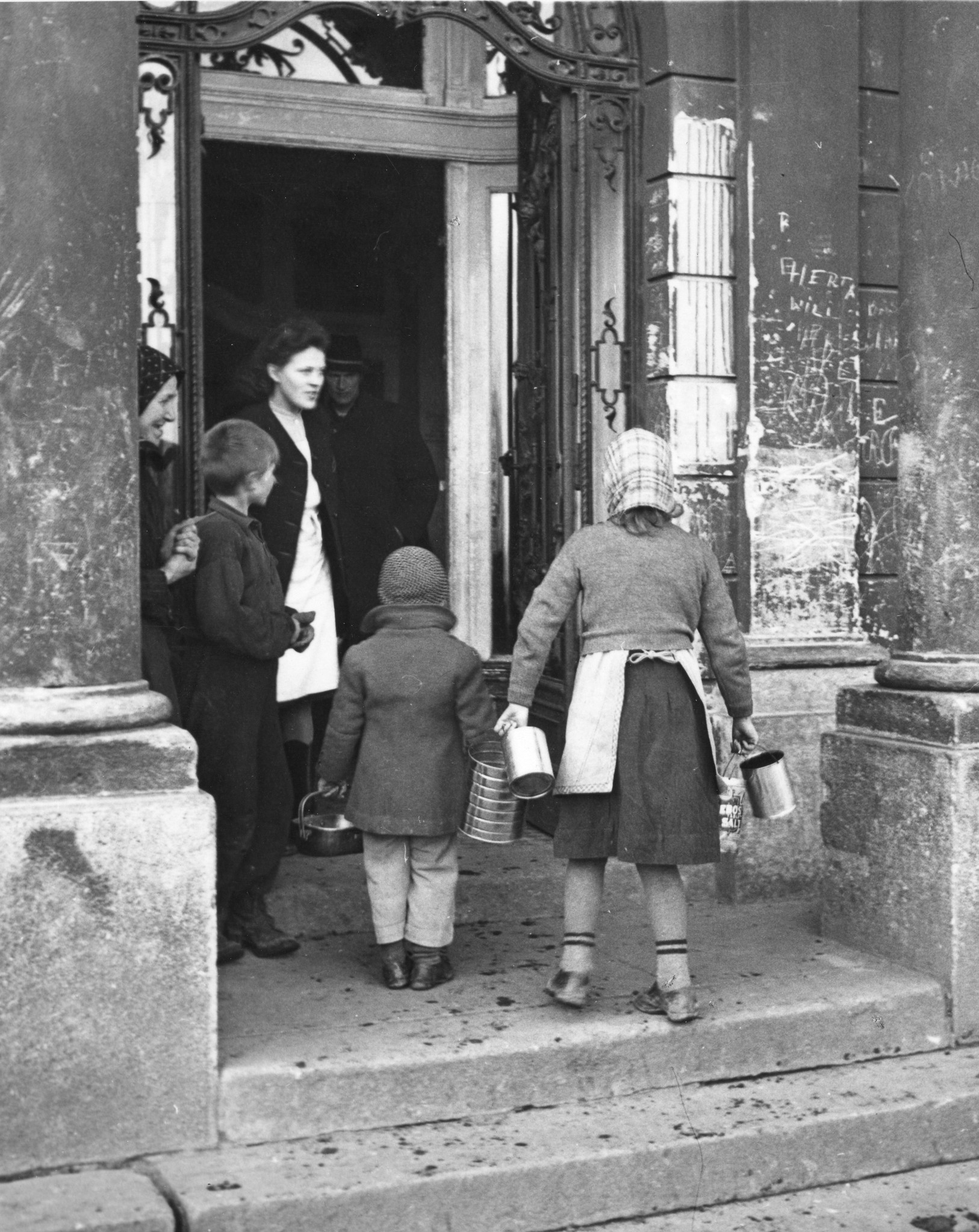 "Städtischer Flüchtlingslager [Wien]-Cobenzl, Februar 1949", Kinder gehen zur Tee- oder Suppenverteilung