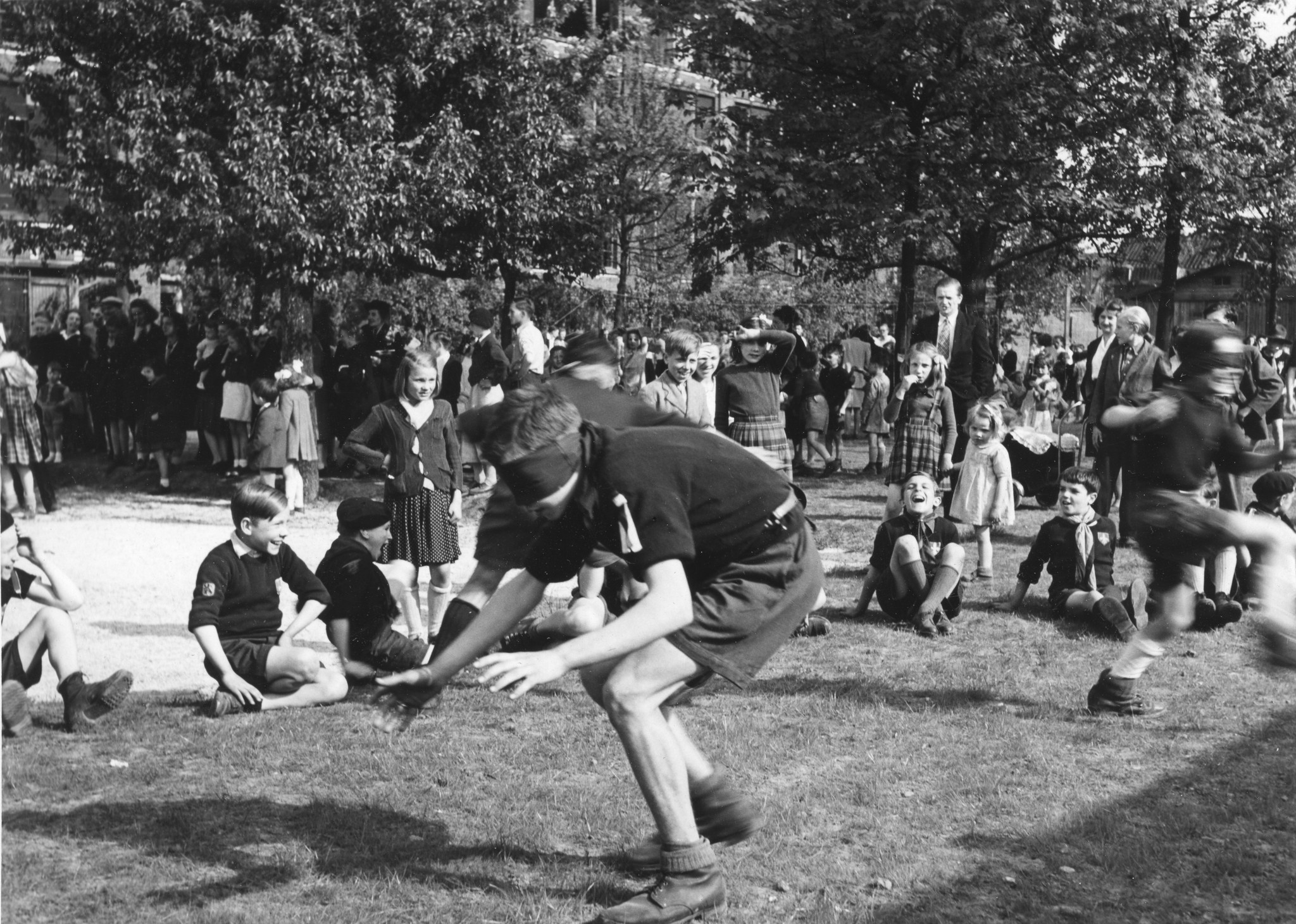 Einweihung in Fives Lille am 11. Mai 1947; Kinder spielend in einer Parkanlage