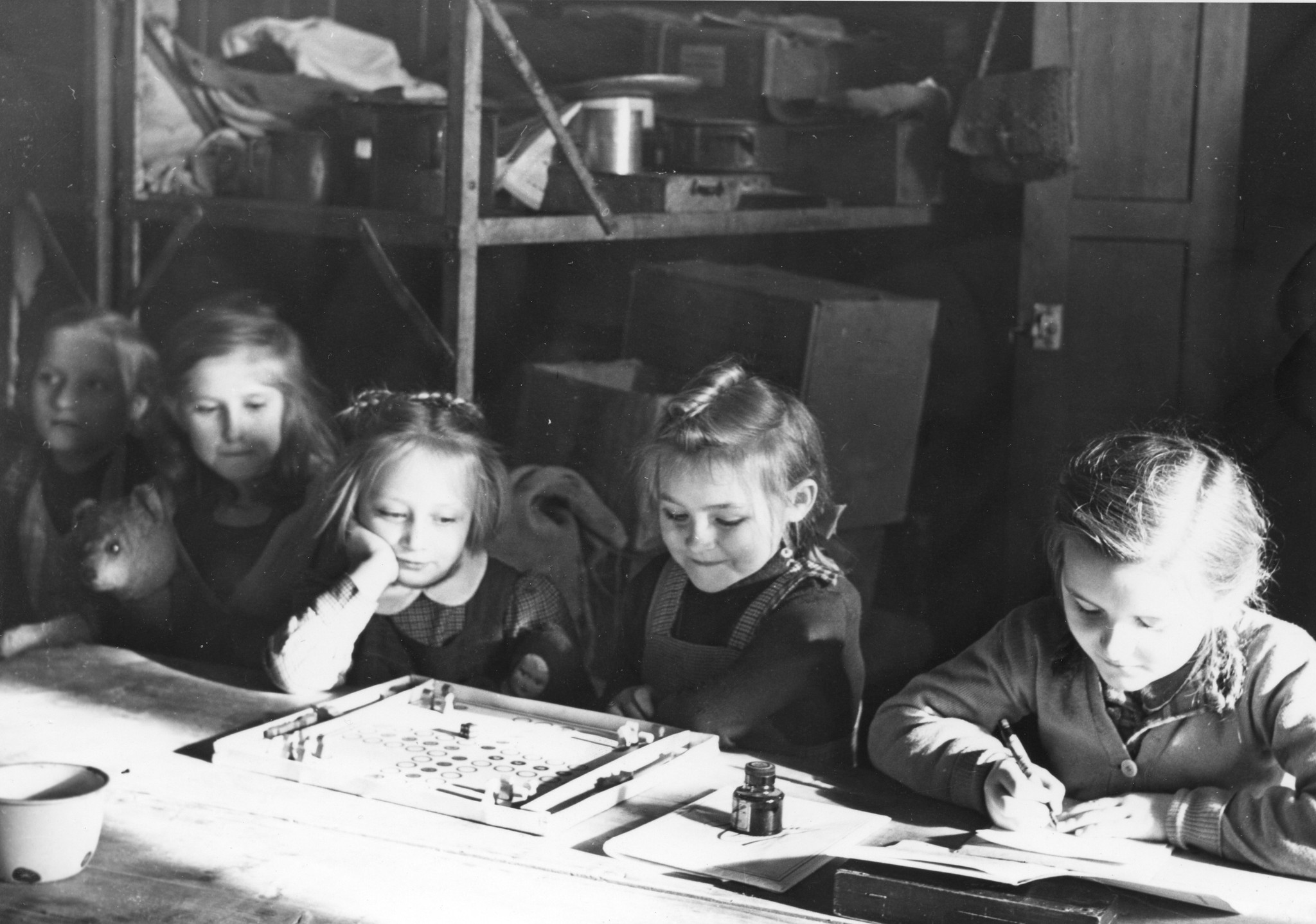 "Städtischer Flüchtlingsheim Arsenal, Wien 10.", Kinderflüchtlinge beim Spielen und Schreiben, Februar 1949