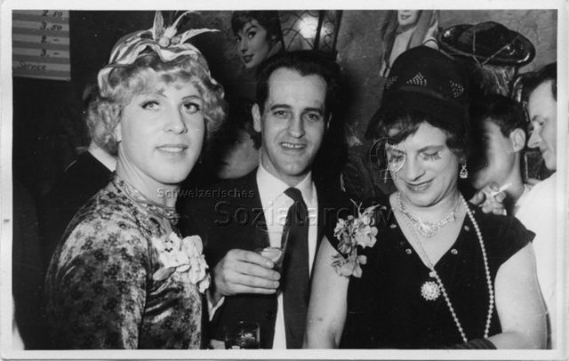 Werner Dietrich als Transvestit (rechts) an Fasnacht im Barfüsser - um 1960