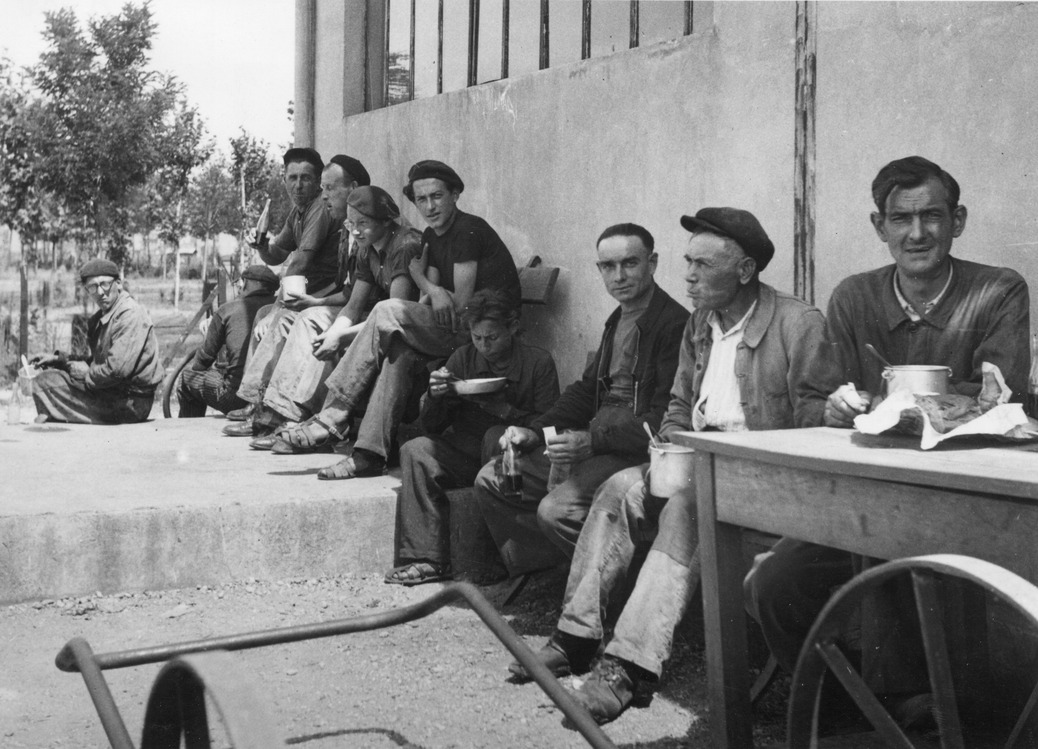 "Lyon 1945. SOMUA-Arbeiter beim Mittagessen in der Kantine." Société d'Outillage Mécanique et d'Usinage d'Artillerie (SOMUA), Unternehmen der Rüstungs- und Kraftfahrzeugindustrie
