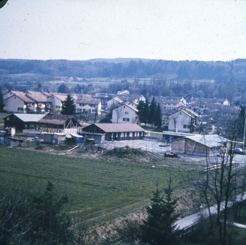"Freizeitanlagen, Gemeinschaftszentren: FZA Schwamendingen, Zürich" - Blick auf die (vermutlich) frisch fertiggestellten Häuser; um 1970