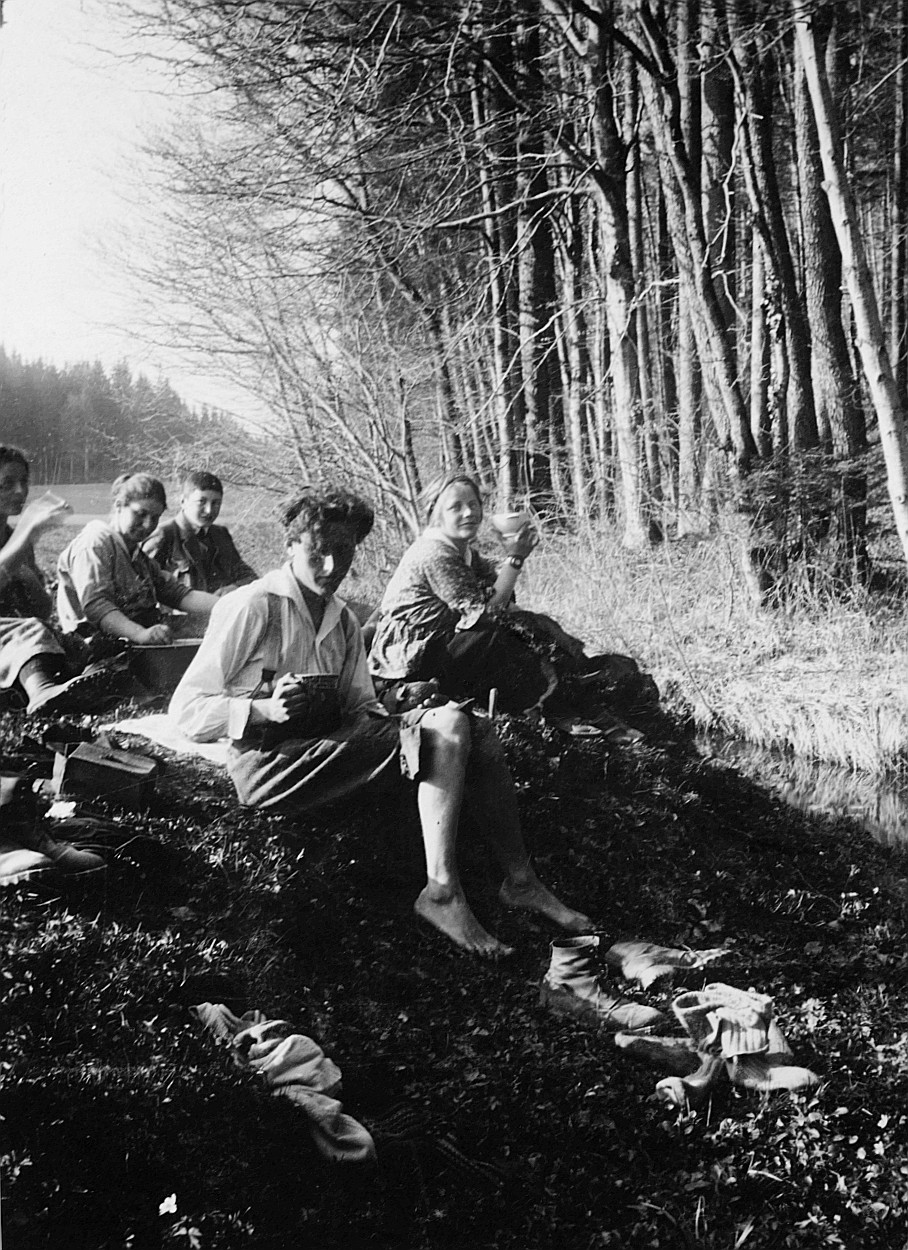 Wandervögel OG Bern trinken (vermutlich bei einer Rast) in der Nähe eines Waldes und eines Bachs (1916)