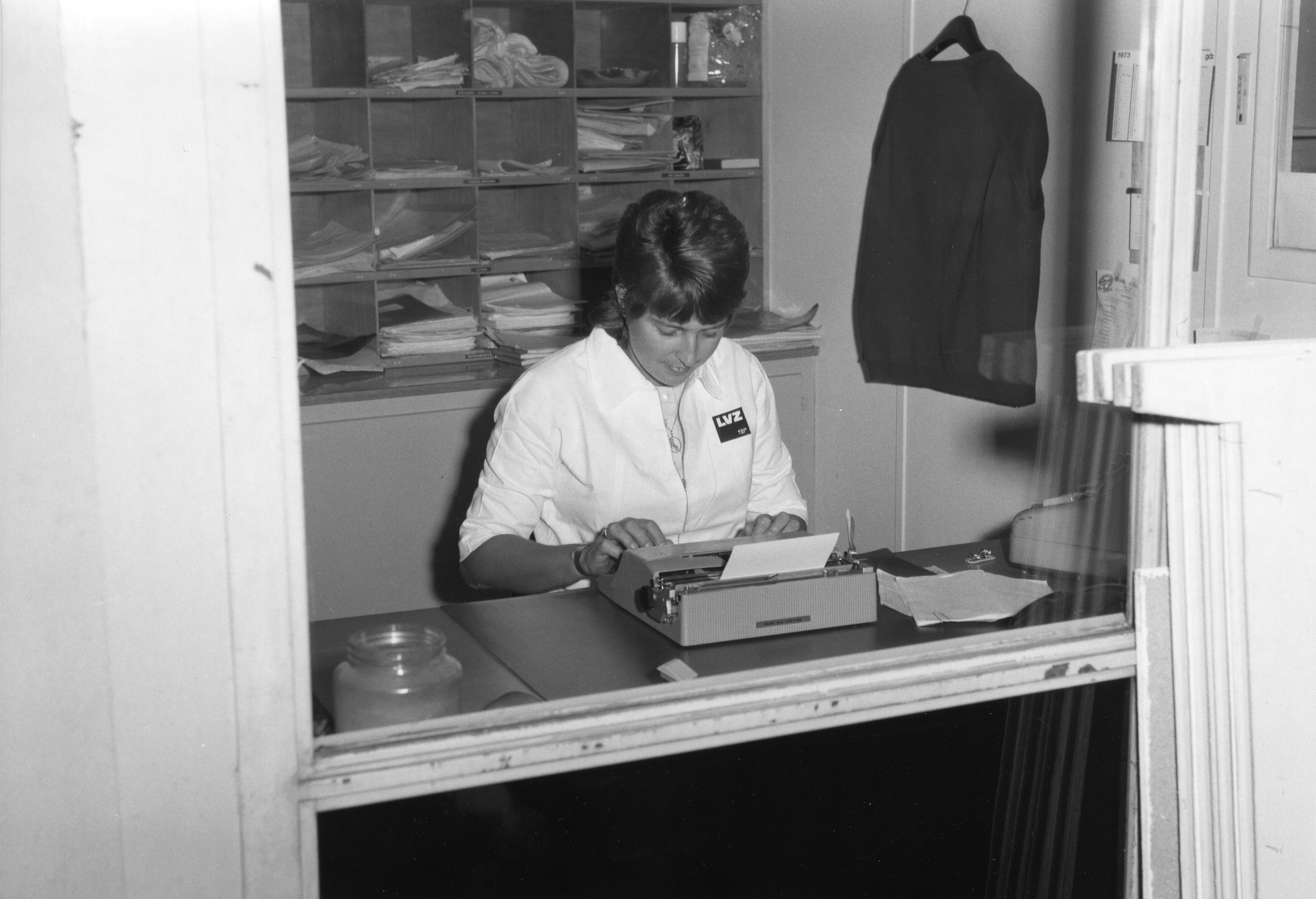 Eine Angestellte des LVZ bei Schreibarbeiten, 1973