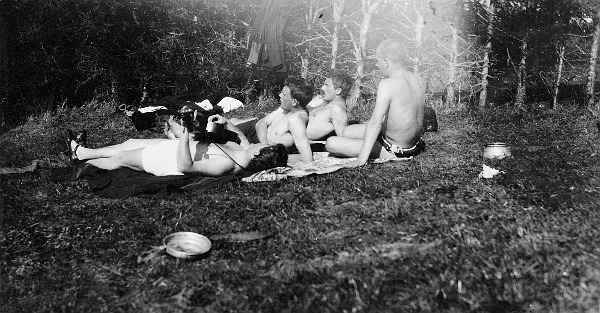 Kayen - Vier Wandervögel (Männer) mit nacktem Oberkörper liegen oder sitzen auf der Wiese - "Sonne!" (Ostern 1914)