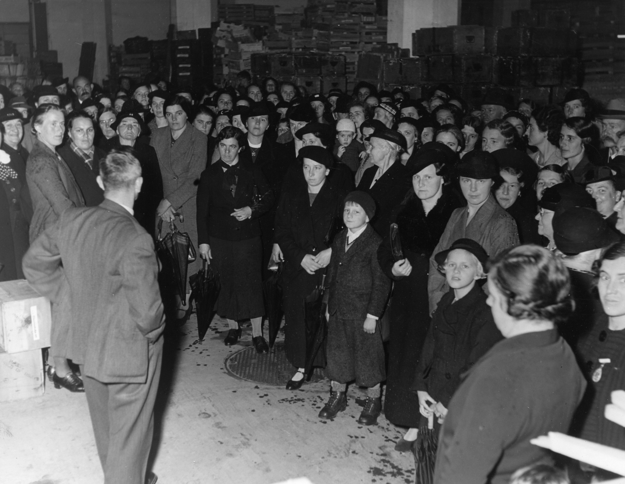 Frauen bei einer Betriebsbesichtigung des Lebensmittelvereins Zürich