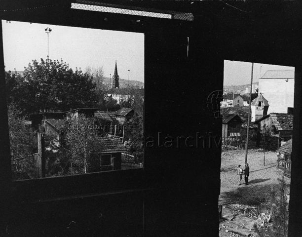 Freizeitanlage Heuried - Blick aus einer Hütte auf die Anlage; um 1965