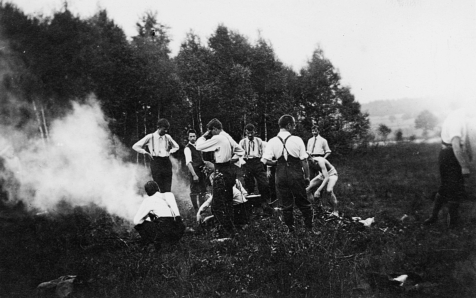 Zusammenkunft von Wandervögeln am Katzensee: Wandervögel bei einem Lagerfeuer (vermutlich) (1913)