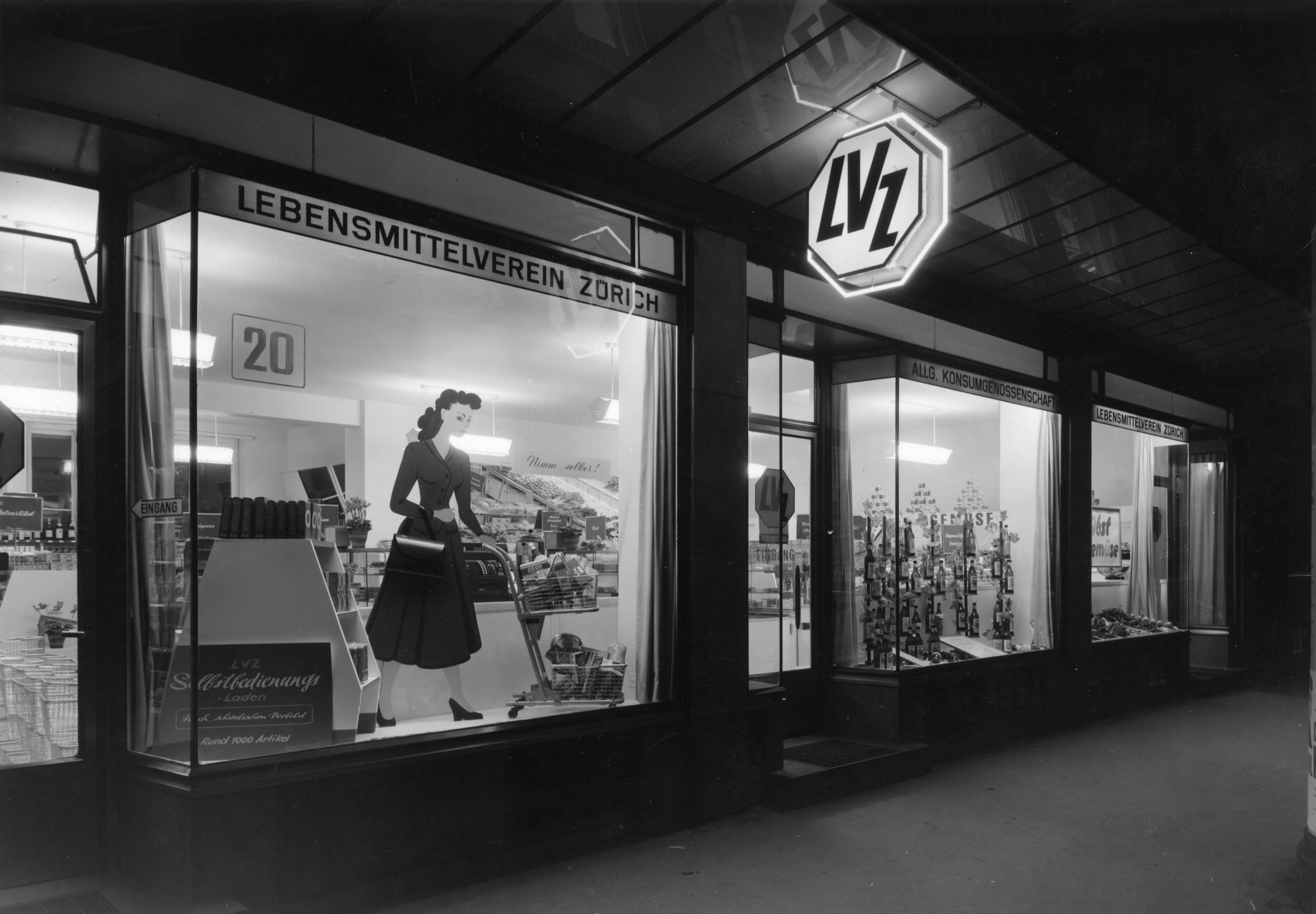 Laden des Lebensmittelvereins Zürich an der Stauffacherstrasse 20, 23. 9. 1948: Aussenansicht bei Nacht