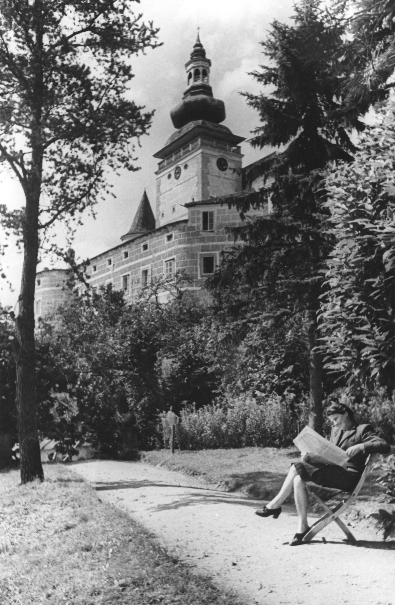"Gewerkschaftsschulungsheim Schloss Weinberg, [bei Kefermarkt] Ob. Oest.", Frau beim Zeitunglesen, um 1950