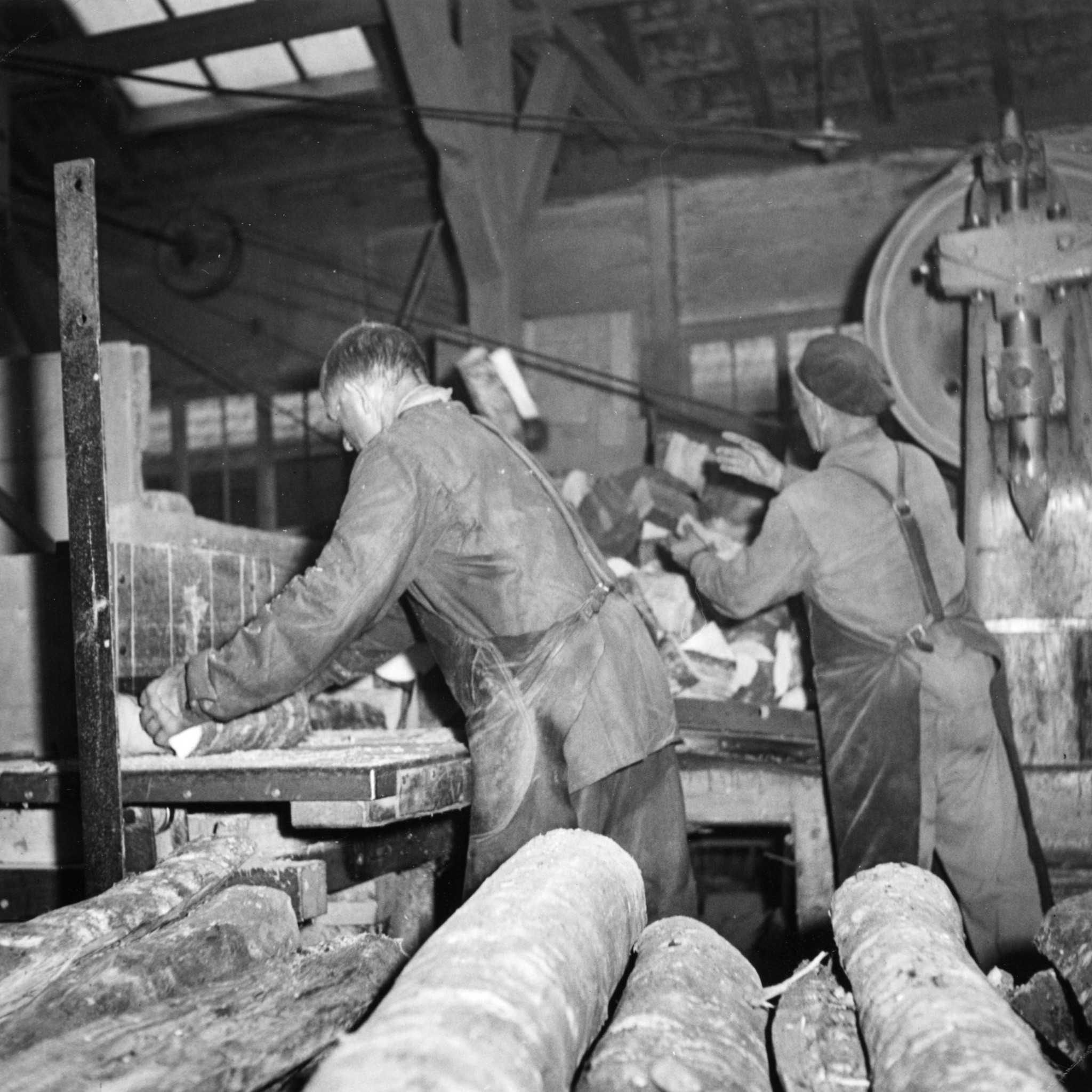 Kohle/Holz: Männer an einer Werkbank