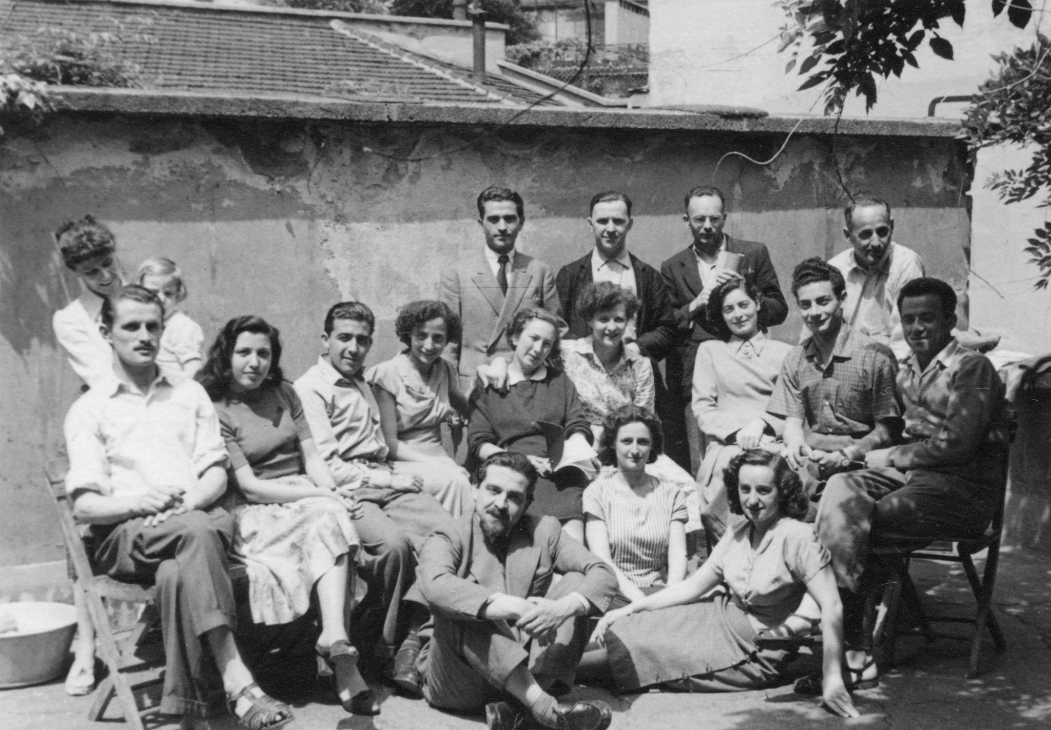 Gruppenbild von jungen Frauen und Männern
