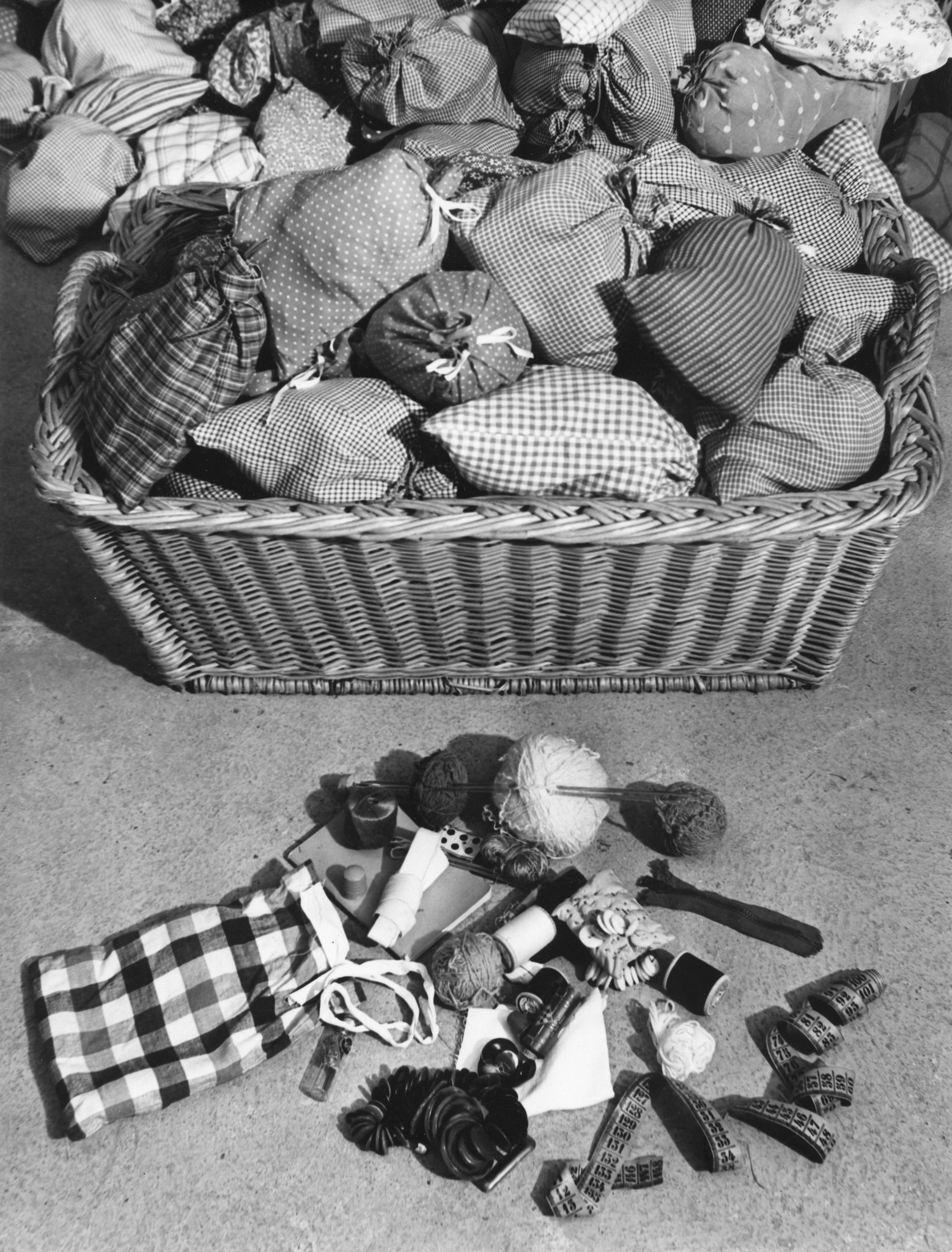 "Solothurner Arbeitschulen spenden Nähsäckli für Deutschland Sommer 1947"