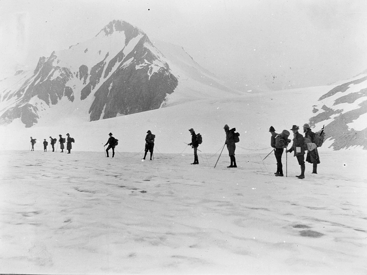 Marschbereit - Wandervögel in Seilschaft laufen auf dem Hohsandgletscher - Grosse Fahrt von Emmi Bloch (1887-1978) (1910)