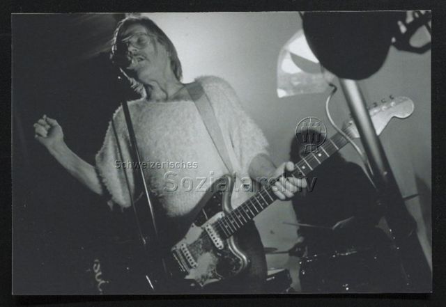 Konzert, Porträt von Lead Singer mit Gitarre