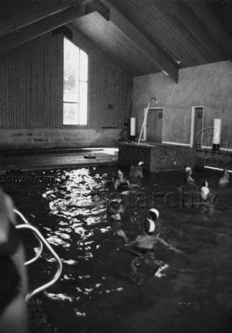Bosco della Bella, Feriendorf für kinderreiche Familien - Kinder und Erwachsene schwimmen im bedachten Teil des Pools; um 1975