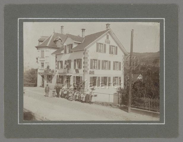 Kinder, Frauen, Männer, Haus mit Reklame für Schokolade (Cailler, Milka, Suchard-Velma), um 1920