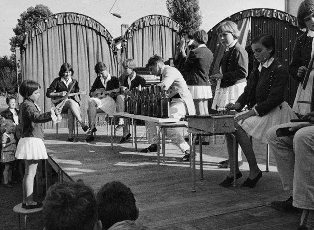 Kinderzirkus Robinson, Buchegg, Zürich - Kinder und Jugendliche bei einer musikalischen Darbietung; 1961