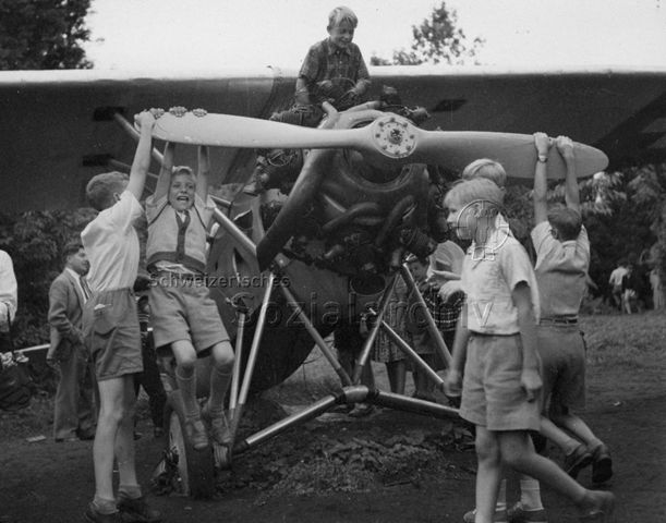 Spielplatz - Jungen beim Spielen mit einem ausrangierten Kleinflugzeug; um 1965