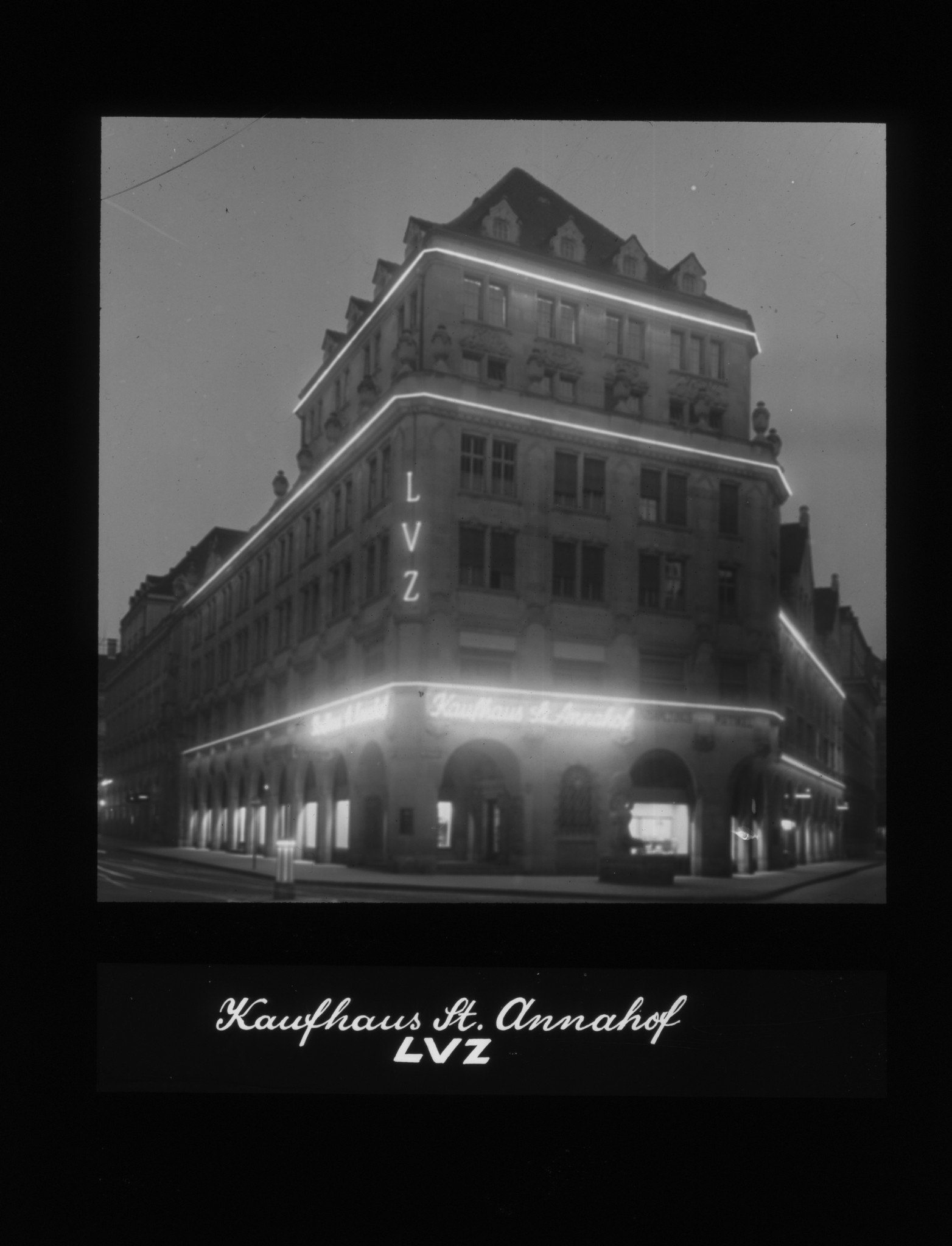 Dia: Kaufhaus St. Annahof, Aussenansicht in der Nacht.