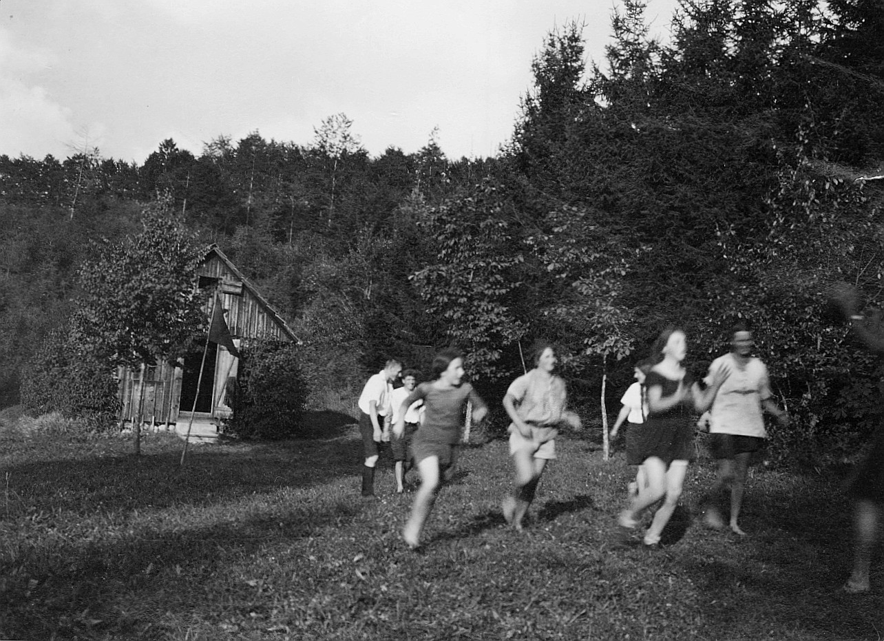 Wandervogel-Ferienwoche in Fägswil - Rennende Wandervögel auf der Wiese, in der Nähe eines Waldes (vermutlich beim Spielen) (1928)