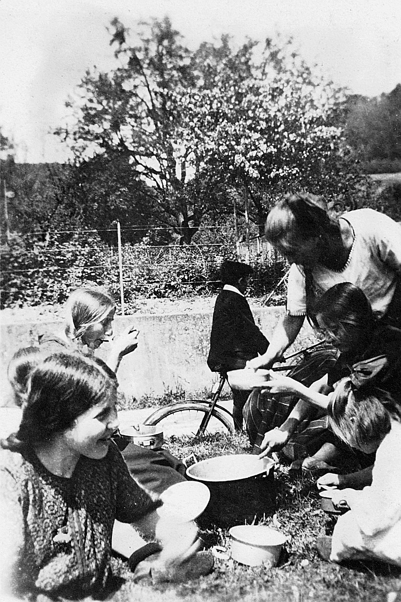 Wandervogel-Landsgemeinde auf dem Sonnenberg - Wandervögel sitzen auf der Wiese und schöpfen die Speise aus der Pfanne - Radfahrer/i